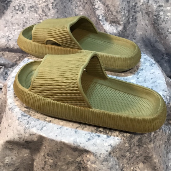 Men’s Size 7/8 Sage Green Slide Sandals, Soft, Flexible & Supportive ☀️NWOT☀️ - Picture 4 of 6